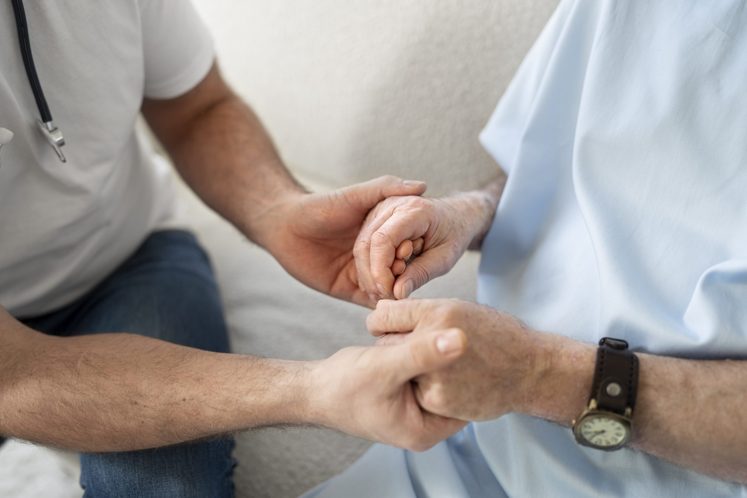 patient-age-souffrant-de-parkinson